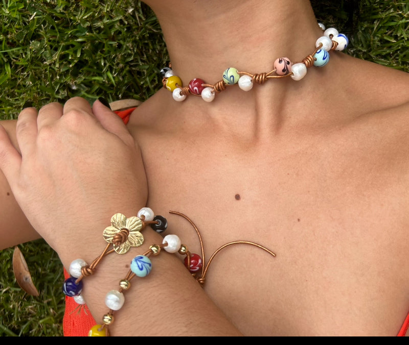 COLLAR DE CUERO CON BEADS Y PERLAS